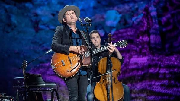 Audience at a Gregory Alan Isakov concert